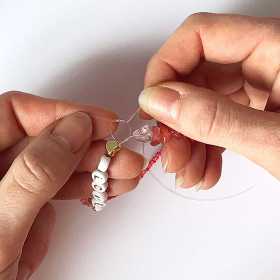 ideas%5Fjewellery%2Dprojects%2Dto%2Dmake%2Dwith%2Dbeads%5Flove%2Dbracelet%2D3.JPG?sw=554&q=85