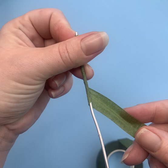 How-to-Crochet-Flowers_Dasiy%20Wrap%20Wire%202.JPEG?sw=554&q=85