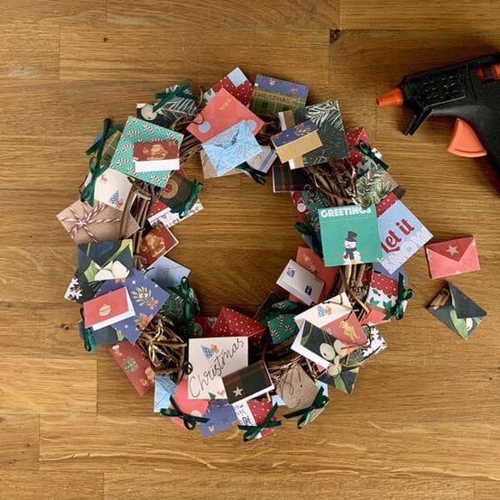 ideas%5Fhow%2Dto%2Dmake%2Da%2Dpapercraft%2Dchristmas%2Dwreath%5Fstep%2D10.jpg?sw=554&q=85