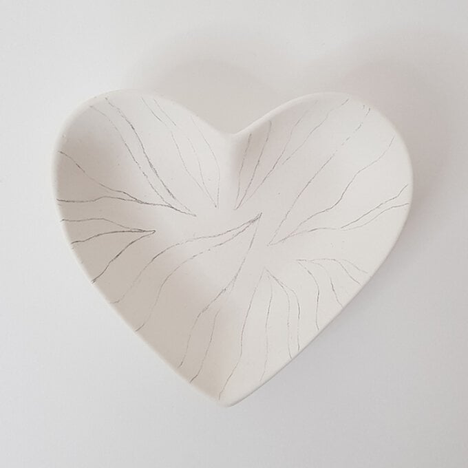 Idea_how-to-decorate-a-ceramic-heart-dish_step1.jpg?sw=680&q=85