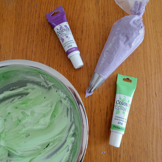 funfetti-ice-cream-cake_step14.jpg?sw=554&q=85