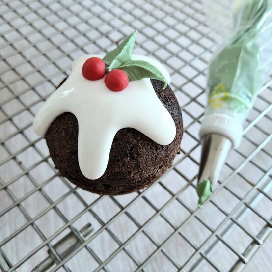 Idea_how-to-make-christmas-pudding-cakes_step2d.jpg?sw=554&q=85