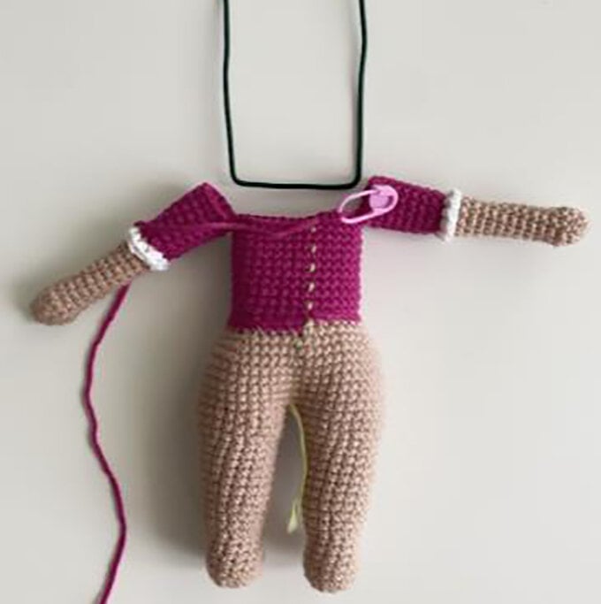 idea_how-to-crochet-amigurumi-mrs-claus_body8.jpg?sw=680&q=85