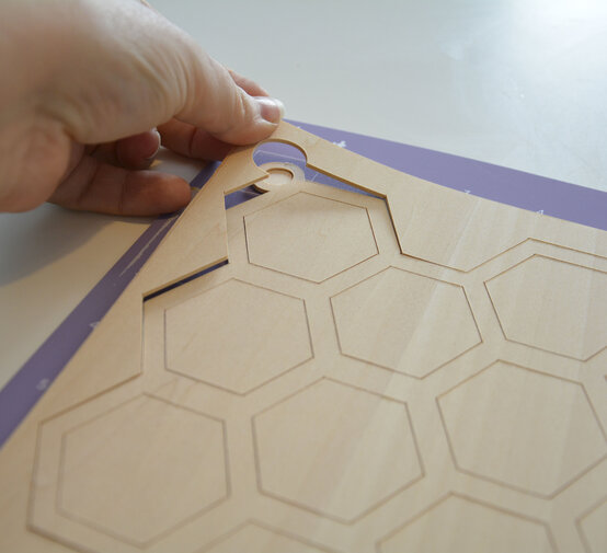 cricut_how_to_make_a_bee_wall_hanging_step14_2.jpg?sw=554&q=85
