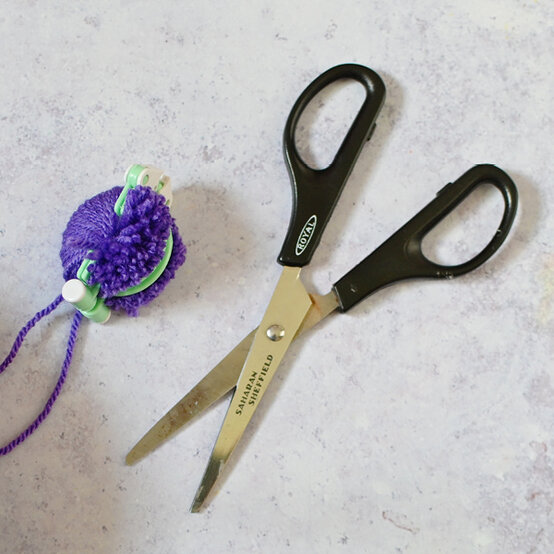 how-to-make-a-pom-pom-thistle-step1_1.jpg?sw=554&q=85