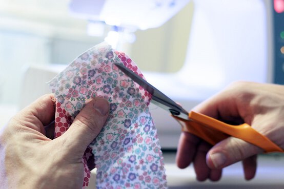 4-clipping-corners-of-jelly-roll-strips-resize.jpg?sw=554&q=85