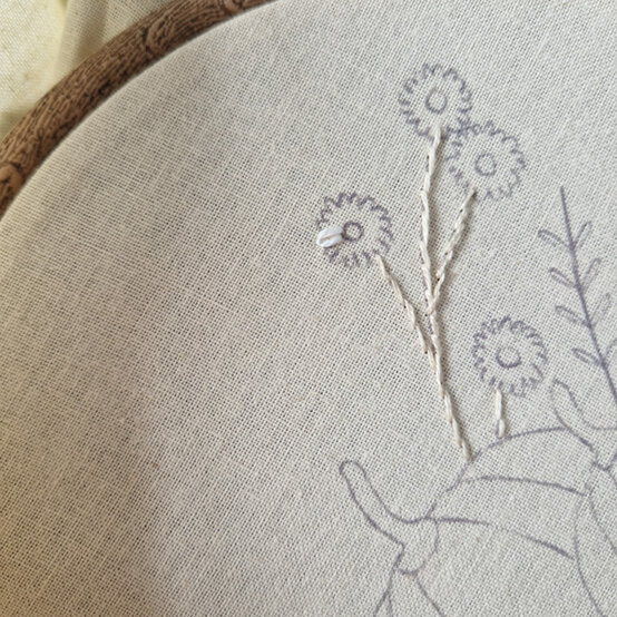 idea%5Fautumn%2Dembroidery%2Dprojects%2Dto%2Dtry%2Dhoop%5Fstep%2D40.jpg?sw=554&q=85