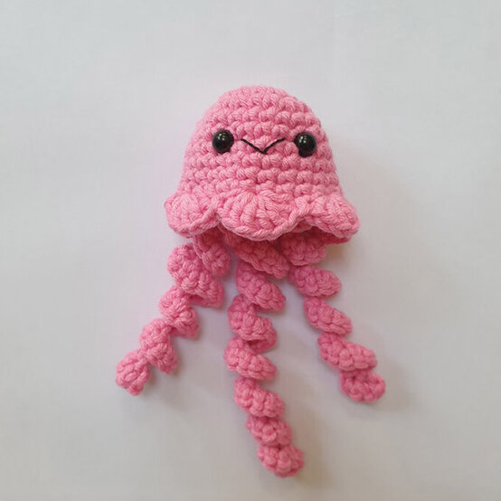 how_to_crochet_an_under_the_sea_wreath_hero_jellyfish.jpg?sw=554&q=85