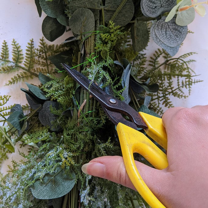 how-to-make-a-garland-for-your-wedding-_step10.jpg?sw=680&q=85