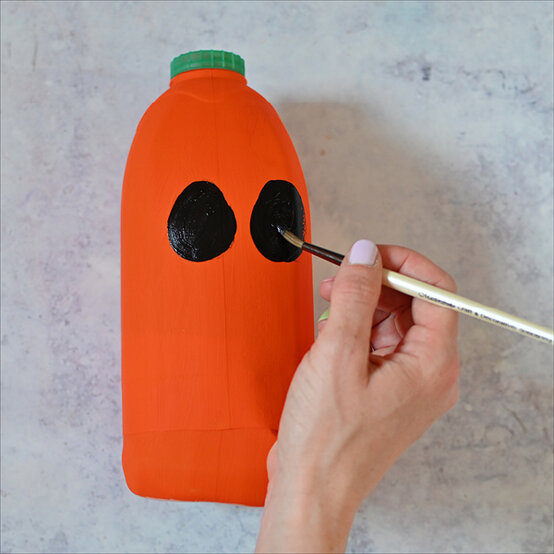 milk-bottle-lanterns-step-4_2.jpg?sw=554&q=85