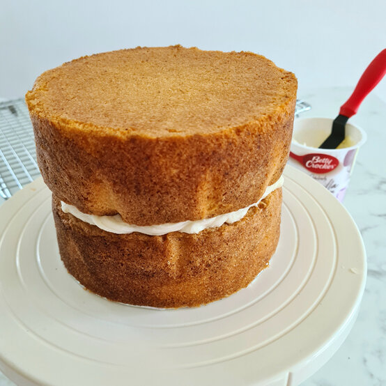 idea_how-to-make-a-coronation-cake_step4b.jpg?sw=554&q=85