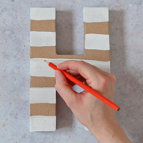 how-to-use-paint-markers_mache_step2.jpg?sw=554&q=85