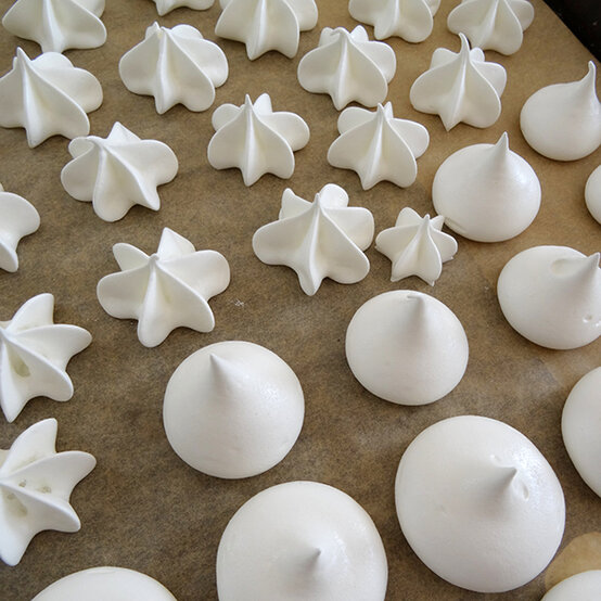 xmas-baking-lucy-meringue-wreath2.jpg?sw=554&q=85