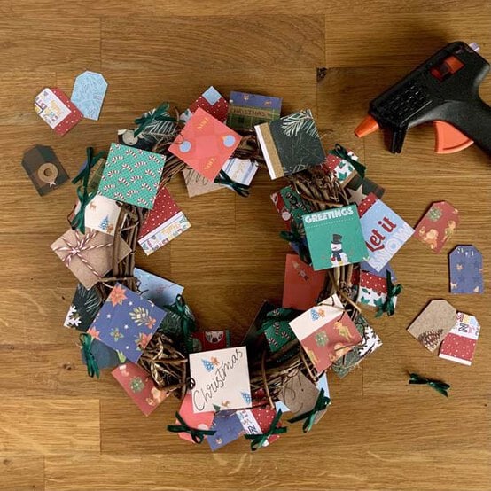 ideas%5Fhow%2Dto%2Dmake%2Da%2Dpapercraft%2Dchristmas%2Dwreath%5Fstep%2D8.jpg?sw=554&q=85