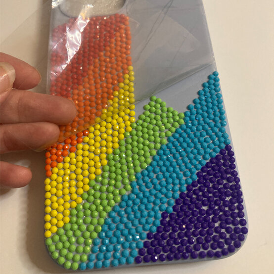 idea_customise-a-phone-case-with-diamond-dotz_step6b.jpg?sw=554&q=85