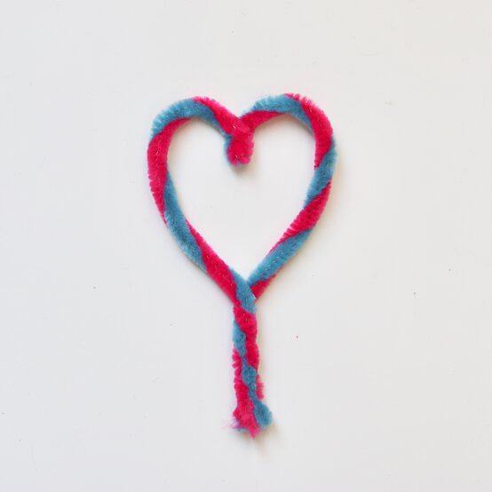 no1_mum_crown_pipe_cleaner_heart_step_3.jpg?sw=554&q=85