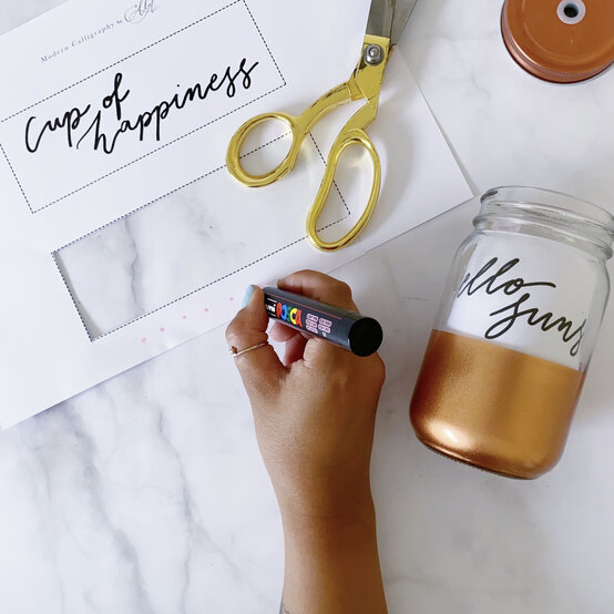 how-to-customise-drinking-jars-with-creative-lettering-_step3.2.jpg?sw=554&q=85