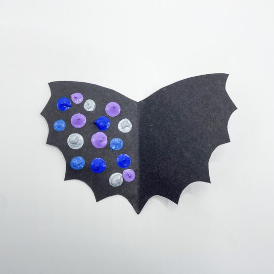 sustainable-bat-garland-3.jpeg?sw=554&q=85