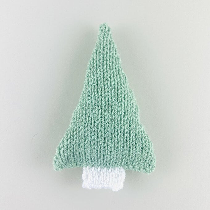 How-to-Knit-a-Christmas-Tree-Garland_step5.jpg?sw=680&q=85