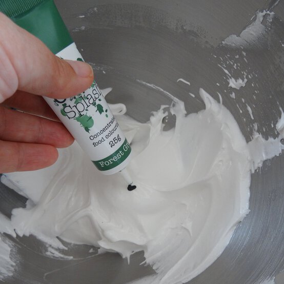 decorated-xmas-cupcakes_step3.jpg?sw=554&q=85