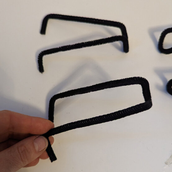 idea_personalised-halloween-balloons-spider_step2b.jpg?sw=554&q=85