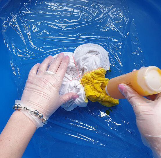 How-to-tie-dye-a-t-shirt_Spiral%20step%206.jpg?sw=554&q=85