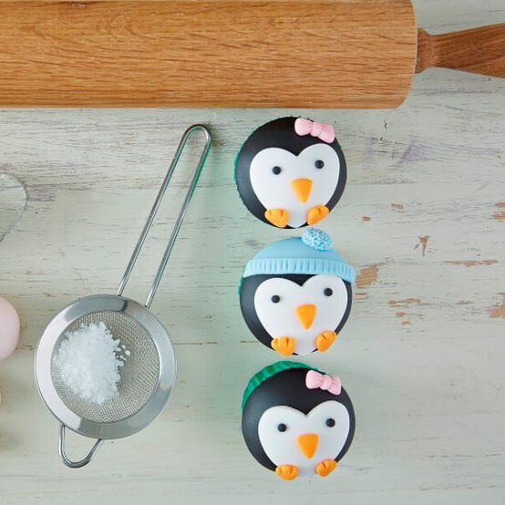 ideas%5Fmain%5Fhow%2Dto%2Dmake%2Dpenguin%2Dcupcakes.jpg?sw=554&q=85