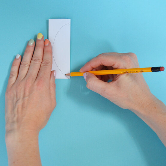 jungle-themed-party-bags-step2.jpg?sw=554&q=85