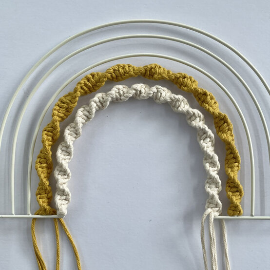 How%2Dto%2DMake%2Da%2DMacrame%2DFrame%5FRainbow%2Dstep3.jpg?sw=554&q=85