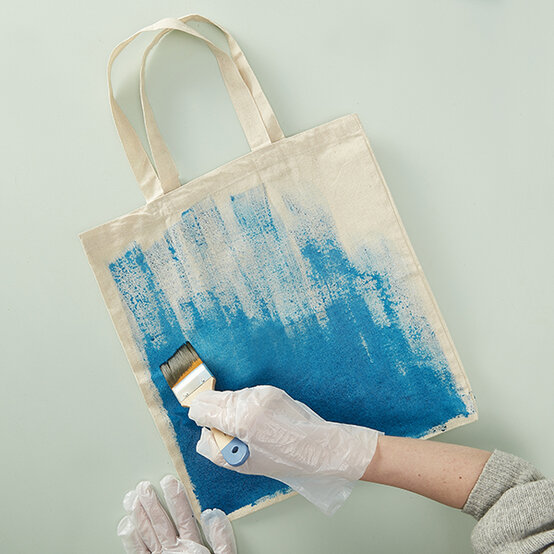 ombre-dyed-tote-bags-squarestep4.jpg?sw=554&q=85