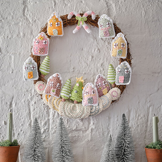 crochet-gingerbread-village-wreath.jpg?sw=554&q=85