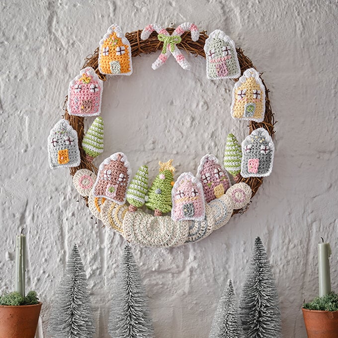 crochet-gingerbread-village-wreath.jpg?sw=680&q=85