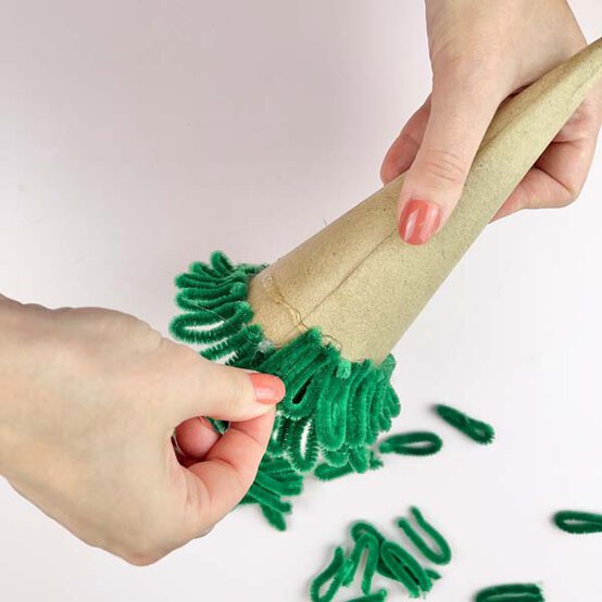 ideas%5Fpipe%2Dcleaner%2Dchristmas%2Dcrafts%5Ftree%5Fstep%2D5.jpg?sw=554&q=85