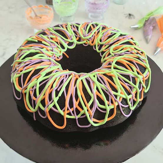 ideas%5Fhow%2Dto%2Ddecorate%2Da%2Dhalloween%2Dbundt%2Dcake%5Fstep%2D6.jpg?sw=554&q=85