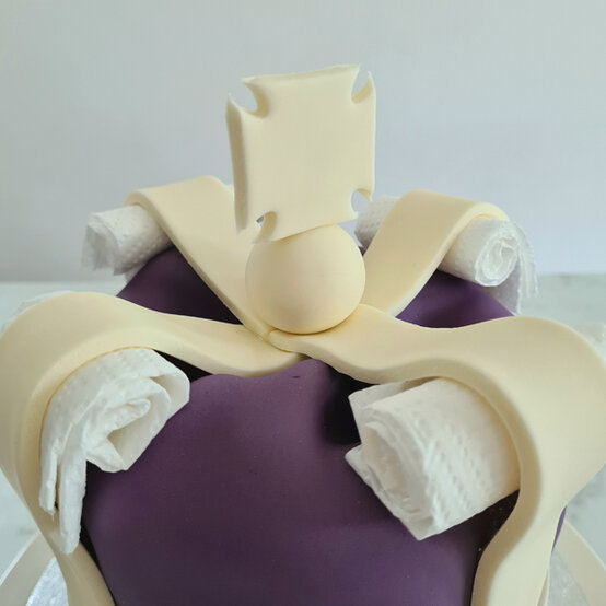 idea_how-to-make-a-coronation-cake_step13d.jpg?sw=554&q=85