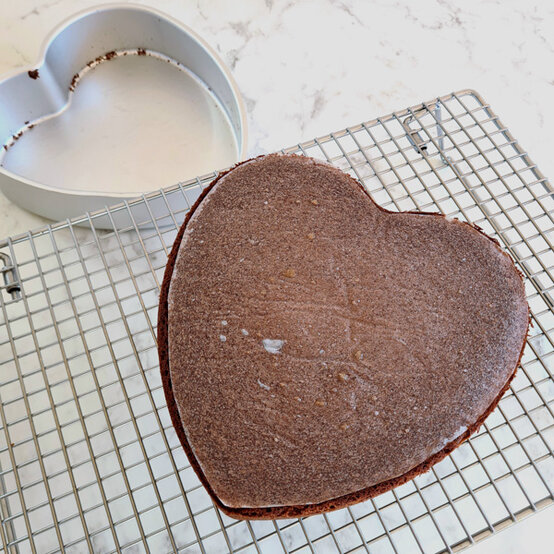 idea%5Fretro%2Dbuttercream%2Dcake%5Fstep%2D29.jpg?sw=554&q=85