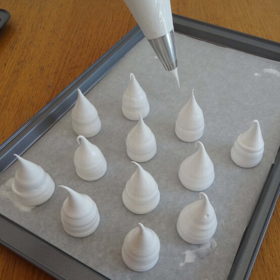 meringue-ghosts-step-1_2.jpg?sw=554&q=85