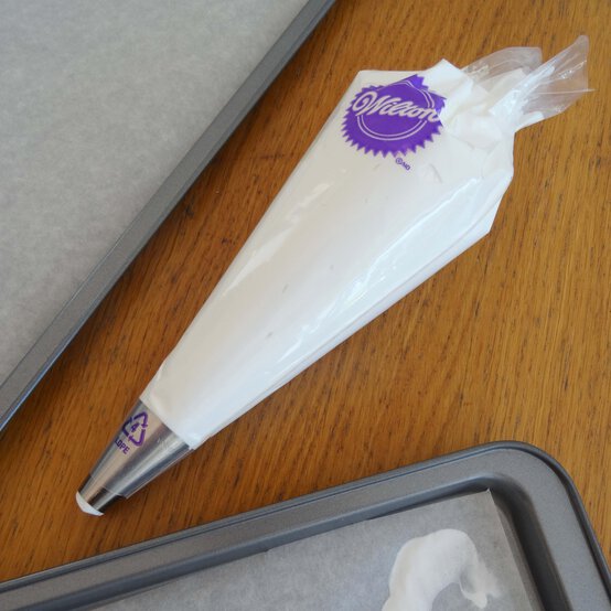 meringue-ghosts-step-1.jpg?sw=554&q=85