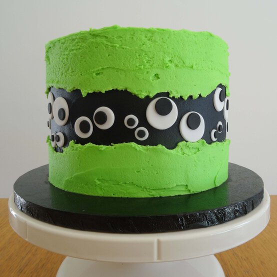 halloween-fault-line-cake-step-5_3.jpg?sw=554&q=85