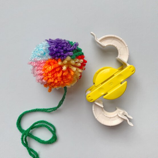 how_to_create_five_different_patterns_in_pom_poms_rainbow_pom_pom_pattern_step_7.jpg?sw=554&q=85