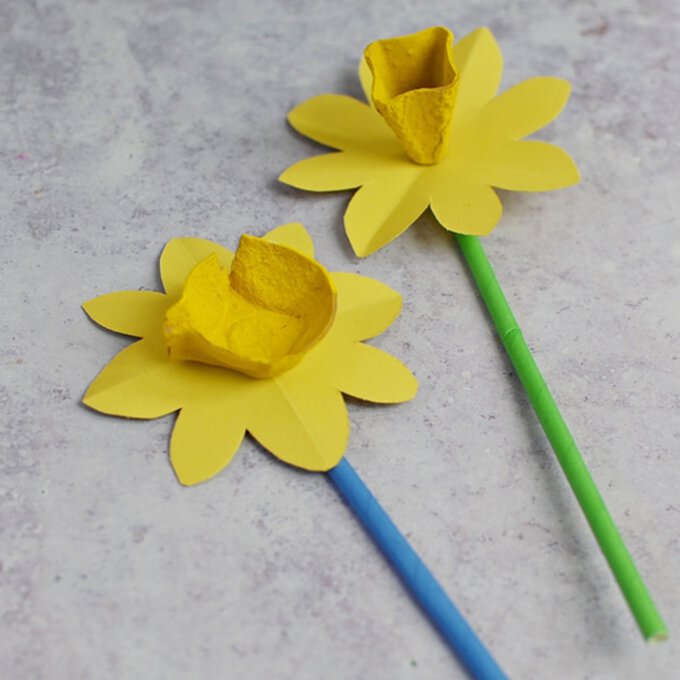 How-to-Make-an-Easy-Daffodil-Bouquet_Step6b.jpg?sw=680&q=85