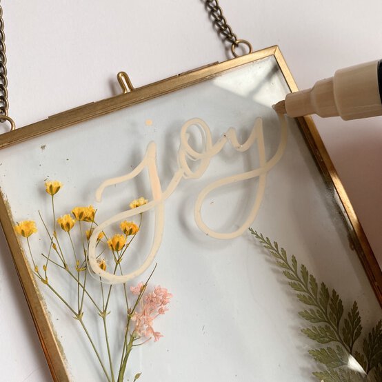 how_to_make_a_pressed_flower_frame_5.jpg?sw=554&q=85