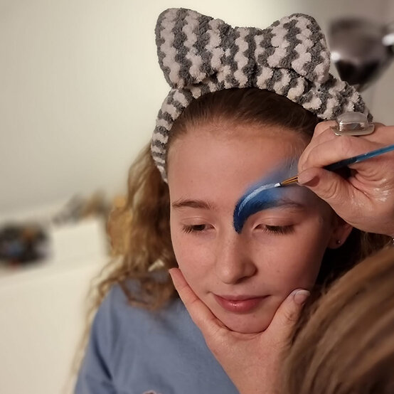 how-to-create-a-new-years-eve-face-paint-design_step2.jpg?sw=554&q=85