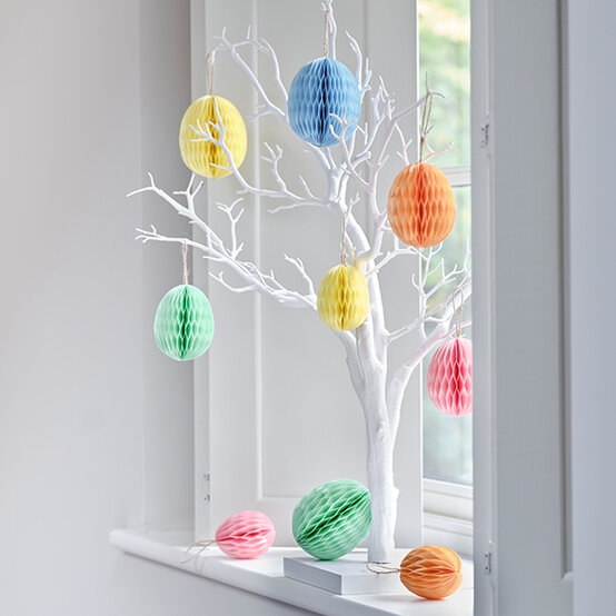 easter-table-decor-honeycomb-eggs.jpg?sw=554&q=85