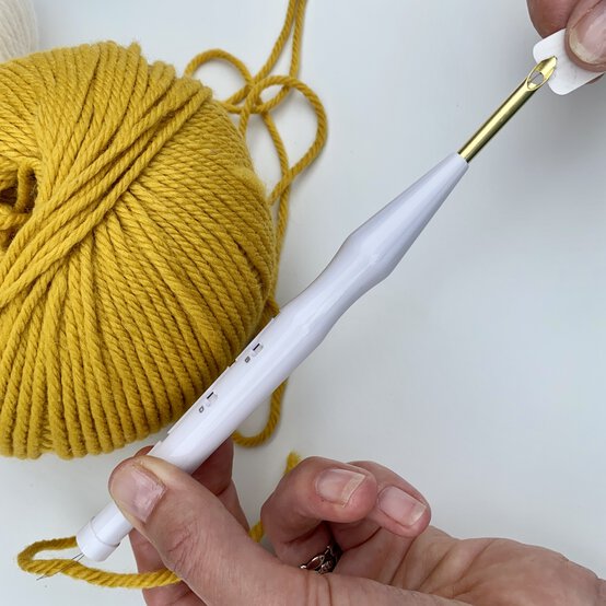 how-to-make-a-punch-needle_sunburst_yarn_through_needle-step_5.jpg?sw=554&q=85