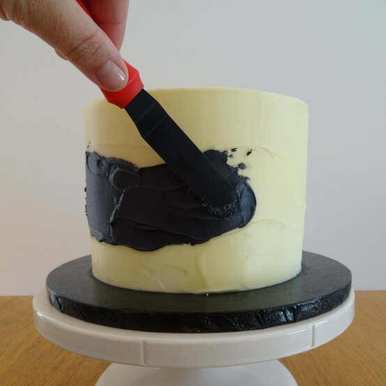 halloween-fault-line-cake-step-2_2.jpg?sw=554&q=85