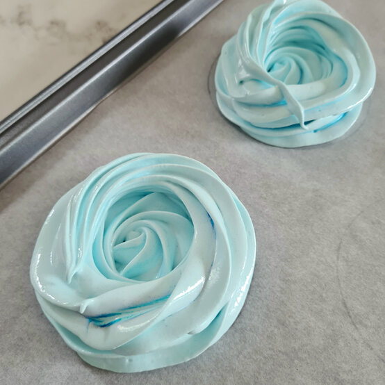 idea_meringue-nests_step4b.jpg?sw=554&q=85