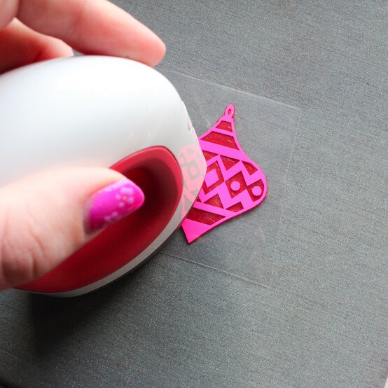 personalise-gift-wrap_embellishments_step5_edit.jpg?sw=554&q=85