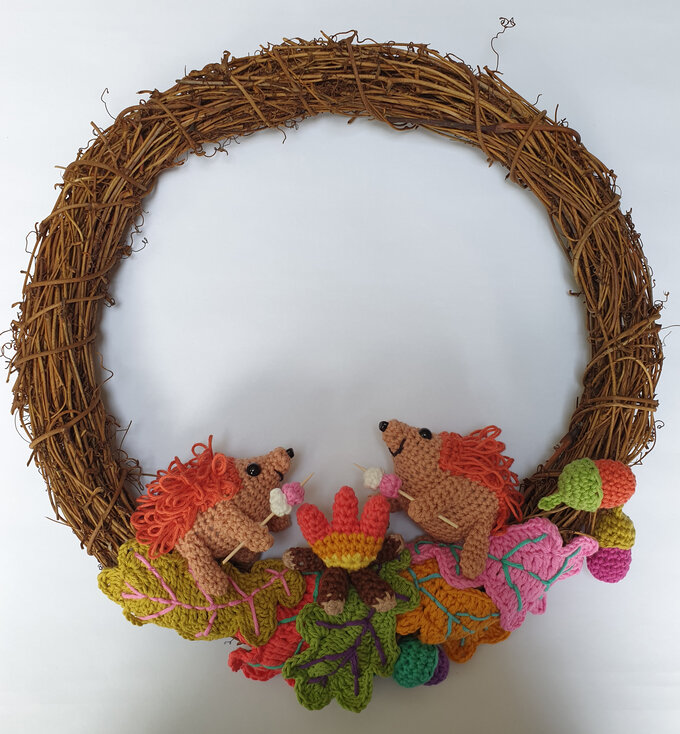 how-to-crochet-an-autumn-wreath-construction-3.jpg?sw=680&q=85