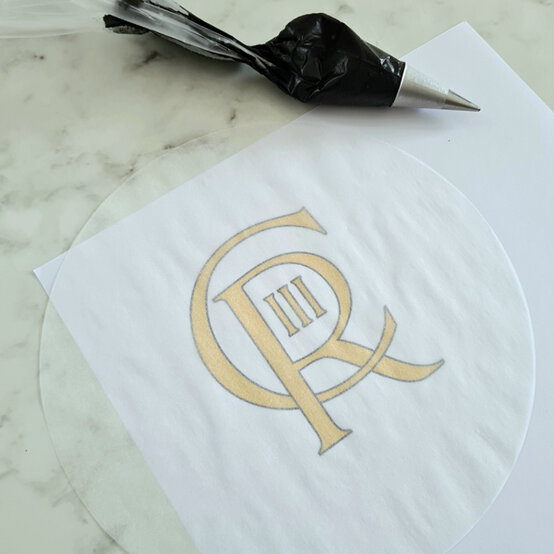 idea_how-to-make-a-coronation-cake_step2a.jpg?sw=554&q=85